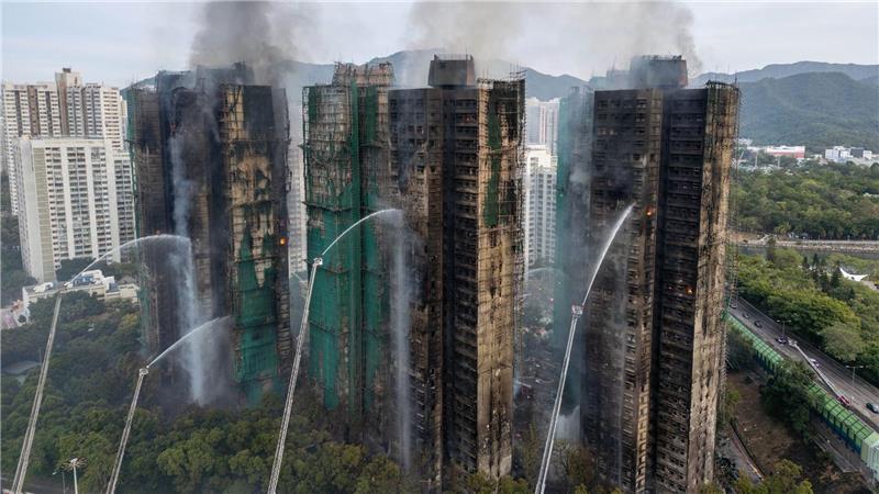 Ermittlungen nach Inferno in Hongkong - Opferzahl gestiegen Die Feuerwehr kämpfte den gesamten Tag über weiter gegen die Flammen.