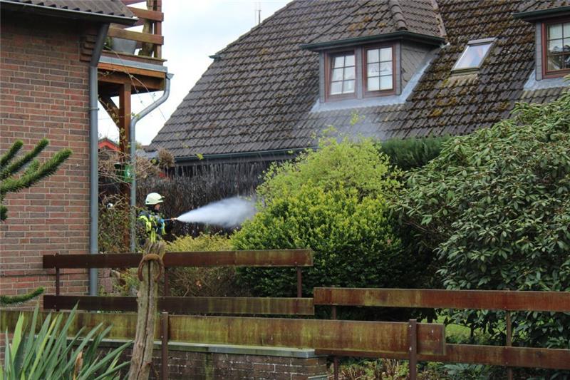 Hecke bei Ahlerstedt geht in Flammen auf Die Feuerwehr kam nur noch für Nachlöscharbeiten zum Einsatz. Foto: Bockelmann