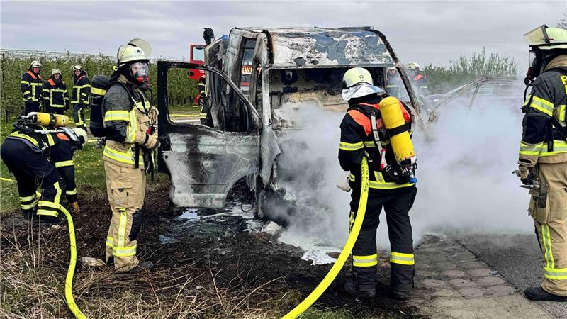 Die Feuerwehr kann das Ausbrennen des Transporters in Jork nicht mehr verhindern.