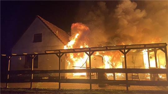 Die Feuerwehr kann ein Übergreifen der Flammen auf ein Wohnhaus verhindern.