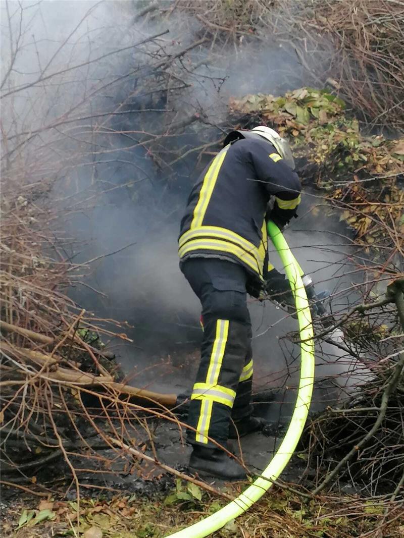 Die Feuerwehr konnte das vorzeitig angesteckte Osterfeuer rechtzeitig löschen. Foto: Feuerwehr Oldendorf