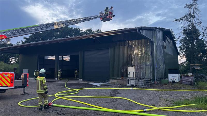 Großeinsatz am Dienstagabend: Lagerhalle in Stadermoor in Flammen Die Feuerwehr konnte den Brand schnell unter Kontrolle bringen.