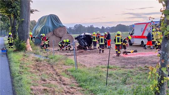 Auf einem Polizeifahrzeug leuchtet die Aufschrift «Gesperrt»