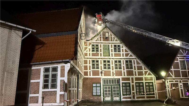 150 Feuerwehrleute retten Altländer Kulturerbe: Chronik der Jorker Feuernacht Die Feuerwehr kontrolliert das Gebäude.