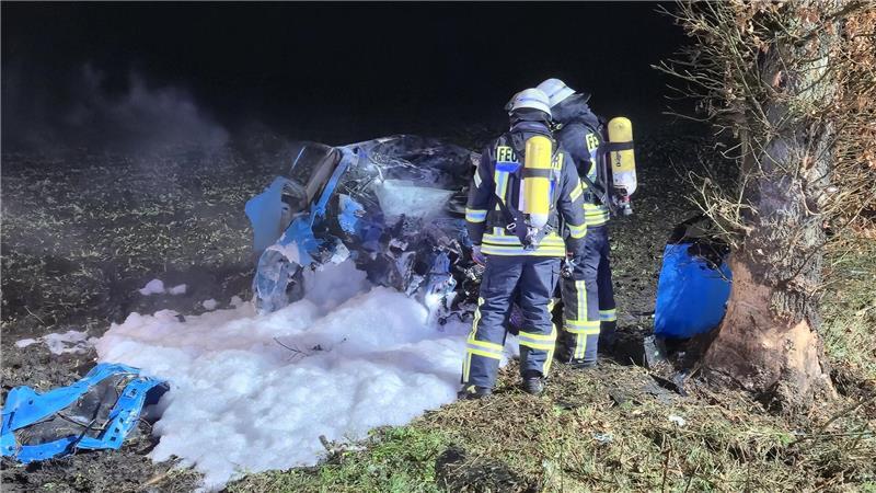 Fahranfänger prallt mit E-Auto gegen Baum – und stirbt Die Feuerwehr kühlte den Akku des E-Autos mit einem Löschschaumteppich herunter.