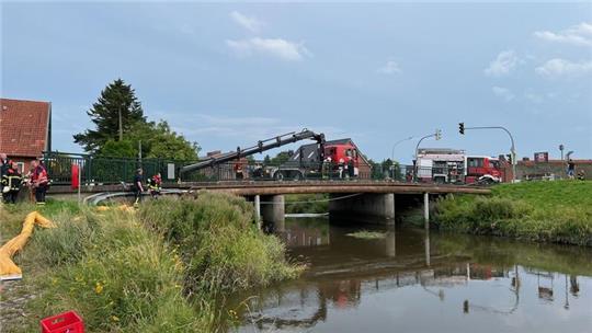 Die Feuerwehr ließ Ölsperren ins Wasser.