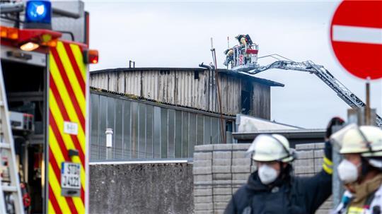 Die Feuerwehr löscht das Dach eines Buxtehuder Betonwerks.