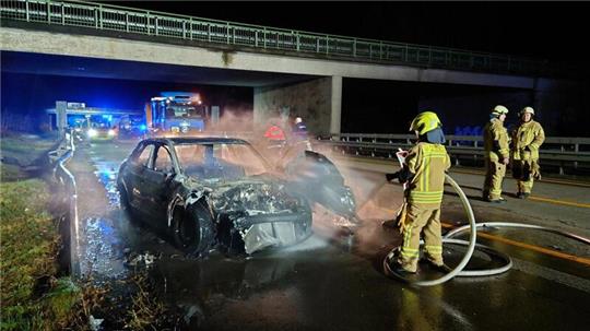 Die Feuerwehr löscht das brennende Fahrzeug des tatverdächtigen 49-Jährigen auf der Autobahn 1 bei Wildeshausen.