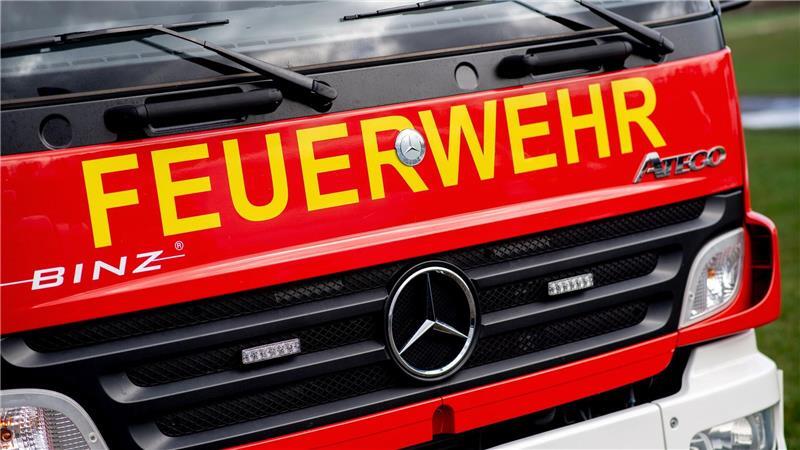 Die Feuerwehr löscht den Brand am Samstagmorgen in Helmstedt. (Symbolbild)