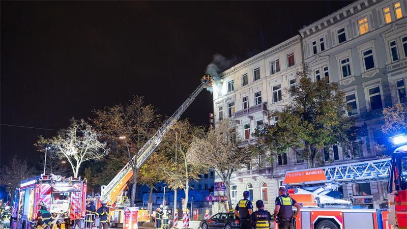 Die Feuerwehr löscht den Brand in einem ehemaligen Hotel.