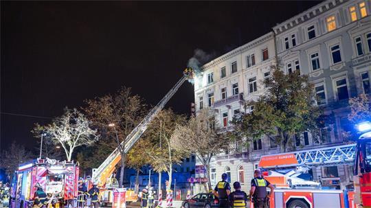 Die Feuerwehr löscht den Brand in einem ehemaligen Hotel.