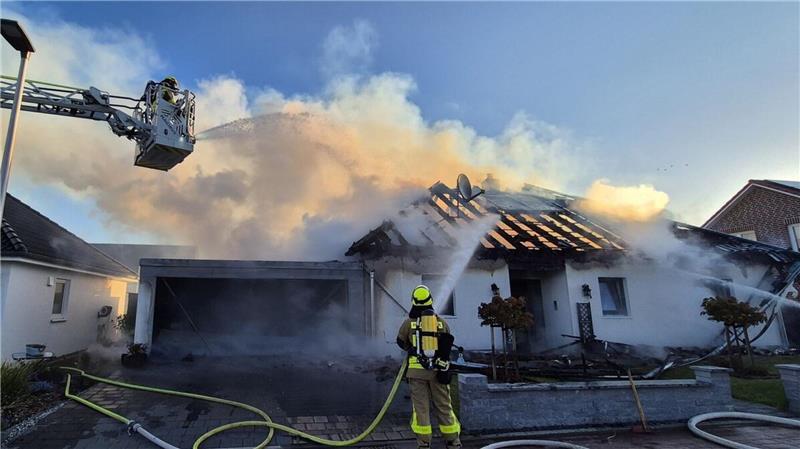 Von den Flammen zerstört: Haus in Cuxhaven nach Brand nicht bewohnbar Die Feuerwehr löscht die Flammen. Auch eine Drehleiter kommt zum Einsatz. Foto: Feuerwehr Cuxhaven