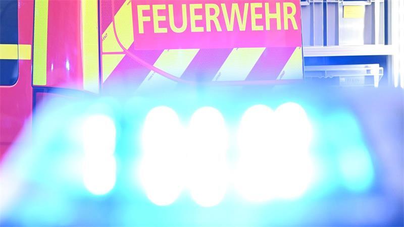Die Feuerwehr löscht ein brennendes Einfamilienhaus. (Symbolbild)