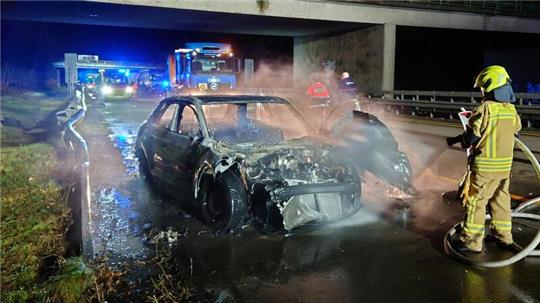 Die Feuerwehr löscht ein brennendes Fahrzeug nach einem Unfall auf der A1 bei Wildeshausen.