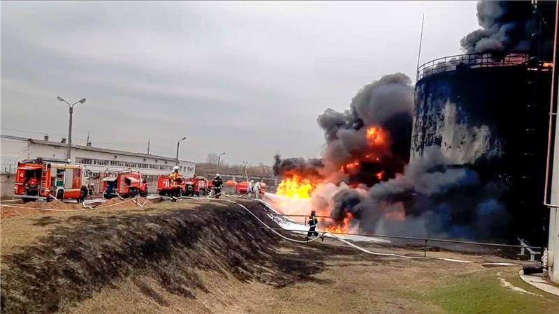 In Russland steht erneut große Raffinerie in Brand Die Feuerwehr löscht ein in Brand geratenes Öldepot in Russland. (Archivbild)