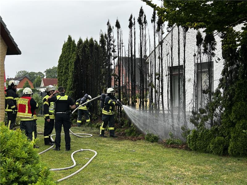 Die Feuerwehr löschte am Donnerstagabend einen Heckenbrand in Zeven. Foto: Kreisfeuerwehr Rotenburg
