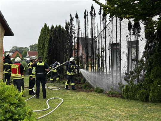 Die Feuerwehr löschte am Donnerstagabend einen Heckenbrand in Zeven. Foto: Kreisfeuerwehr Rotenburg