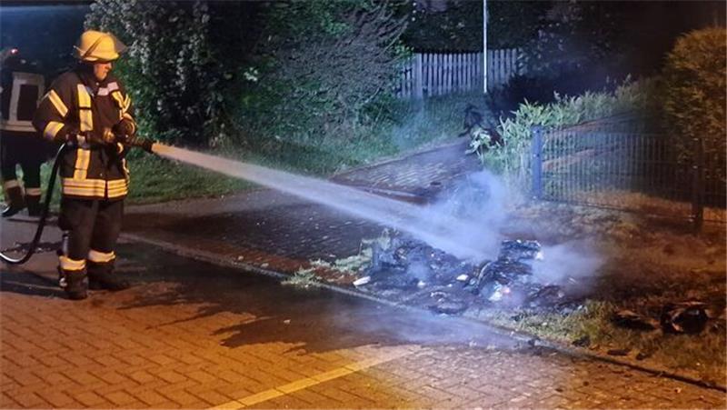Feuerteufel ist in Hemmoor unterwegs Die Feuerwehr löschte das Feuer mit Wasser aus einem Tanklöschfahrzeug. Foto: Jürgen Lange