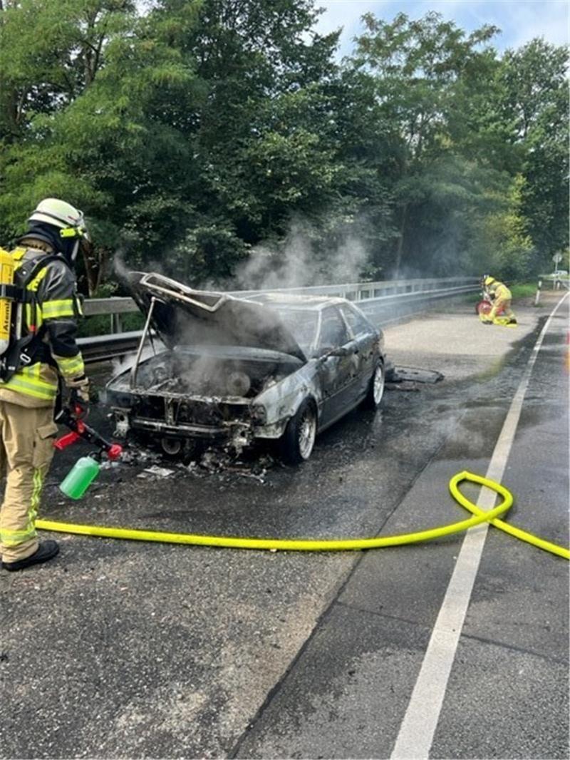 Die Feuerwehr löschte den Brand. Fotos: Polizei/Feuerwehr