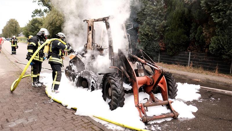 Himmelpforten: Radlader gerät innerhalb von Sekunden in Brand Die Feuerwehr löschte den Radlader mit Schaum.