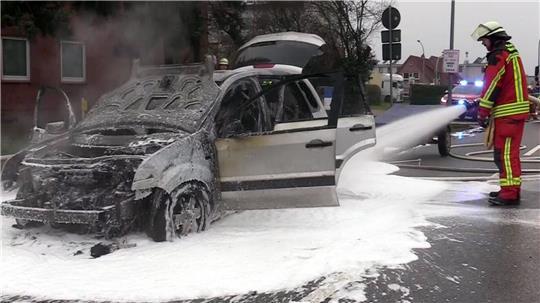 Die Feuerwehr löschte den Wagen mit Schaum. Das Auto brannte jedoch vollständig aus.