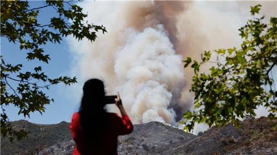 Die Feuerwehr macht Fortschritte bei der Brandbekämpfung. 