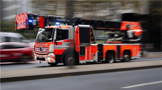 Die Feuerwehr montiert lose Fassadenteile eines Hochhauses in Hamburg sicher ab. (Symbolbild)