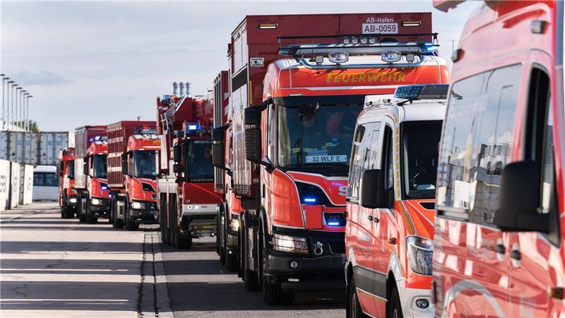 Konflikt-Szenario in Hamburg – Bundeswehr übt den Ernstfall Die Feuerwehr musste bei der Übung „Red Storm Bravo“ im Hafen das Sinken einer Schute - einer Art Lastkahn - verhindern.