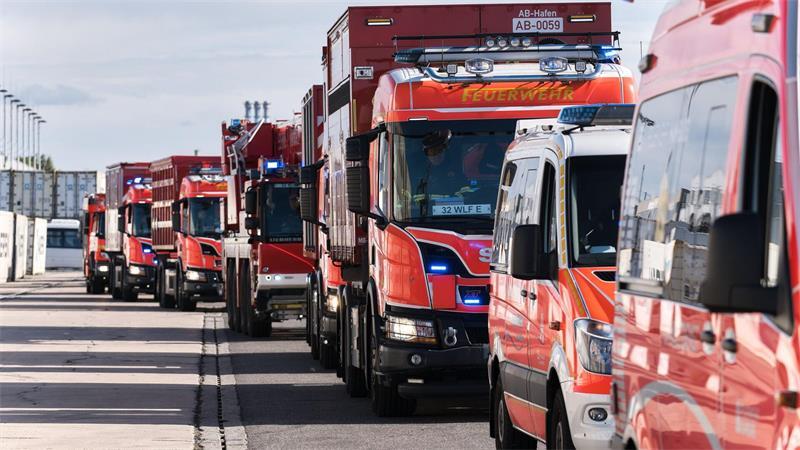 Verkehrsbehinderungen und Lärm: Bundeswehr übt Konflikt-Szenario in Hamburg Die Feuerwehr musste bei der Übung „Red Storm Bravo“ im Hafen das Sinken einer Schute - einer Art Lastkahn - verhindern.