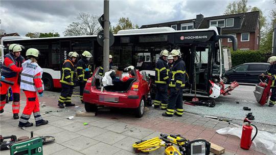 Die Feuerwehr musste das Dach abnehmen, um an die eingeklemmte Fahrerin zu gelangen.