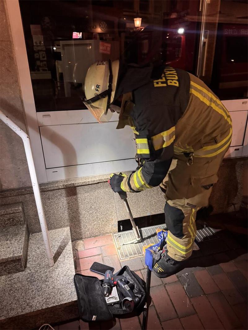 Buxtehuder Feuerwehr muss eingreifen: Igel steckt in Kellerschacht fest Die Feuerwehr musste das Gitter des Kellerschachtes öffnen, um den Igel zu befreien.