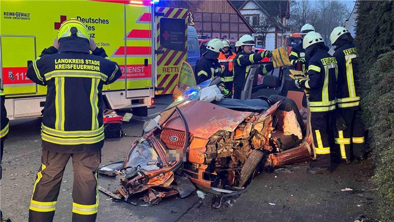 Die Feuerwehr musste den Fahrer aus seinem Auto befreien.