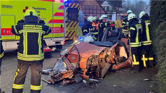 Die Feuerwehr musste den Fahrer aus seinem Auto befreien.