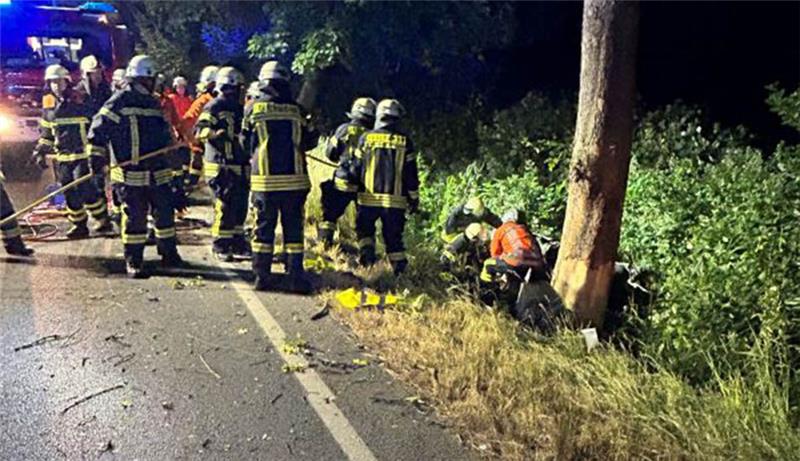 Autofahrer prallt bei Wischhafen gegen Baum und überschlägt sich – schwer verletzt Die Feuerwehr musste den Schwerverletzten per Crashrettung aus dem Auto befreien. Foto: Feuerwehr Nordkehdingen