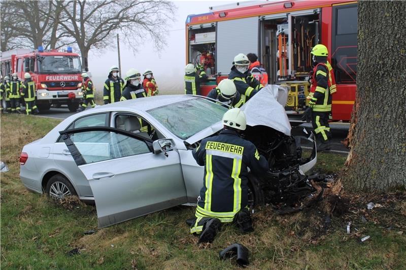 Die Feuerwehr musste den eingeklemmten Mann aus dem Autowrack befreien. Der 86-Jährige verstarb jedoch noch an der Unfallstelle. Foto: Feuerwehr