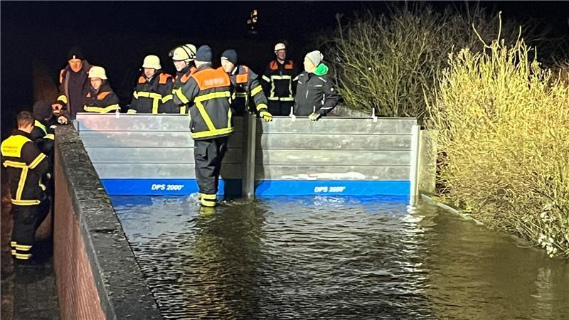Die Feuerwehr musste im Dezember 2023 beim Lühe-Hochwasser ausrücken.