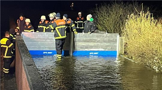 Die Feuerwehr musste im Dezember 2023 beim Lühe-Hochwasser ausrücken.