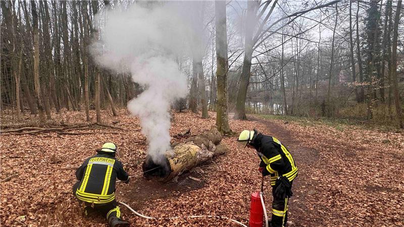 Die Feuerwehr musste über 200 Meter Löschschlauch zum Einsatzort verlegen.