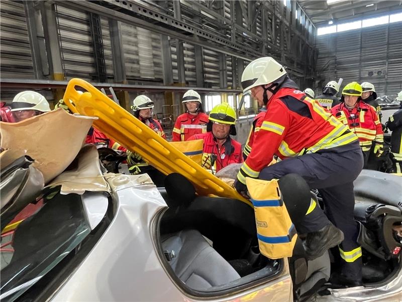 Die Feuerwehr musste die schwer und lebensgefährlich „Verletzten“ aus den Pkw befreien und möglichst schonend retten. Foto: Vasel