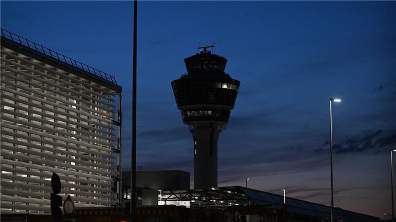 Nach Feueralarm verlängerter Flugbetrieb in München Die Feuerwehr prüfte die Situation.
