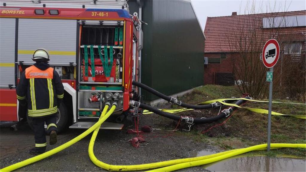 Die Feuerwehr pumpt Wasser in Jork-Höhen in die Lühe.