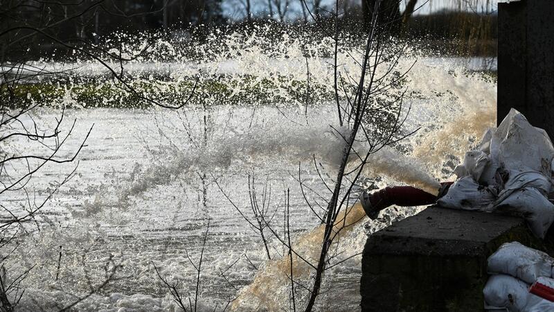 Bundeskanzler Scholz dankt Helfern in Hochwassergebieten Die Feuerwehr pumpt Wasser, welches durch den Deich gesickert ist, zurück in den Fluß Helme. So soll eine Überflutung des Ortes Oberröblingen verhindert werden.