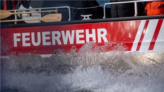 Die Feuerwehr rettet einen Mann aus dem Hamburger Hafenbecken (Symbolbild).