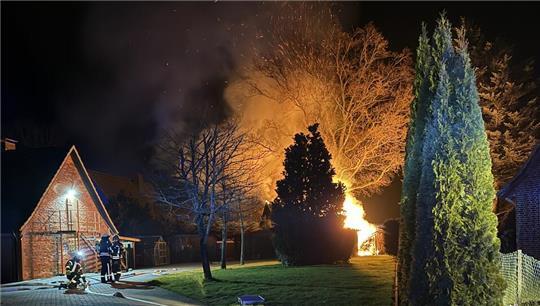 Die Feuerwehr rettete nach einem Schuppenbrand drei Hühner.