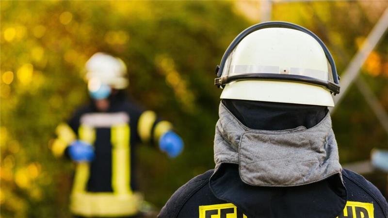 Feuerwehr rettet zwei Menschen und Katze aus brennender Wohnung Die Feuerwehr rettete zwei Bewohner samt Katze aus dem brennenden Gebäude (Symbolbild).