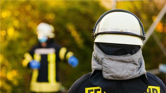 Die Feuerwehr rettete zwei Bewohner samt Katze aus dem brennenden Gebäude (Symbolbild).
