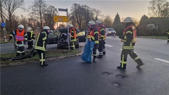Die Feuerwehr richtet eine vorübergehende Vollsperrung ein, reinigt die B73 und sammelt Trümmerteile zusammen.