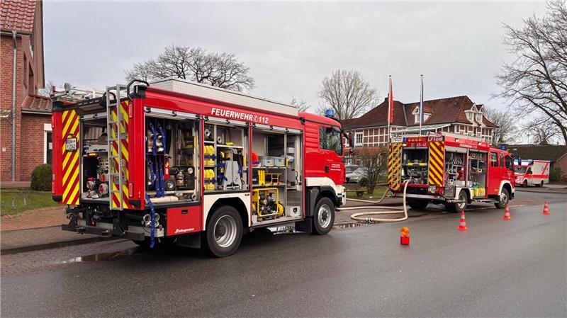 Rauchmelder retten Weihnachten in Heeslingen Löschfahrzeuge der Feuerwehr stehen vor einem Wohnhaus in Heeslingen.