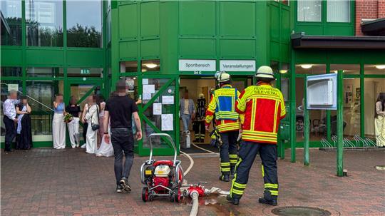 Die Feuerwehr rückte am Samstagabend zu einem Brand einem Restaurant in Seevetal-Meckelfeld aus. In der Küche des Lokals hatte sich Fett entzündet.