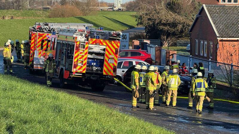 Die Feuerwehr rückte mit 35 Leuten aus.